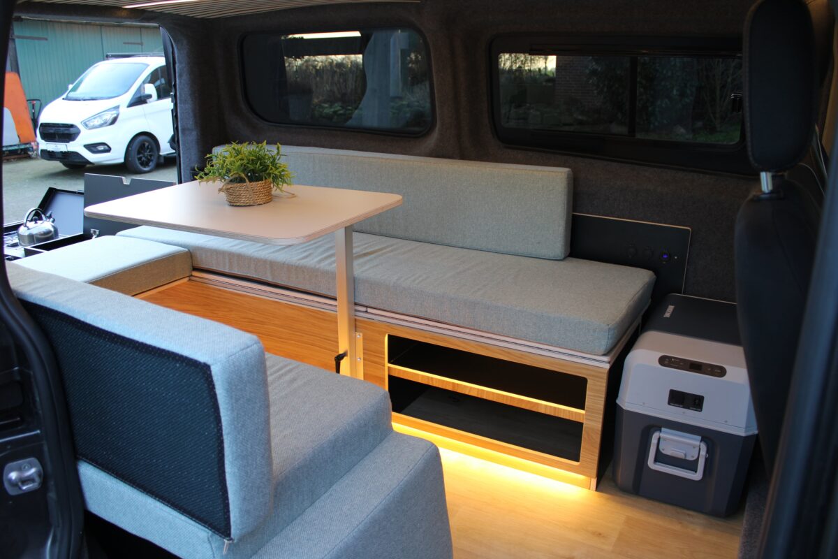 Camper Modul für Ford Transit Custom – Sitzgruppe, Bett & Auszugsküche (Queenply / Eiche)