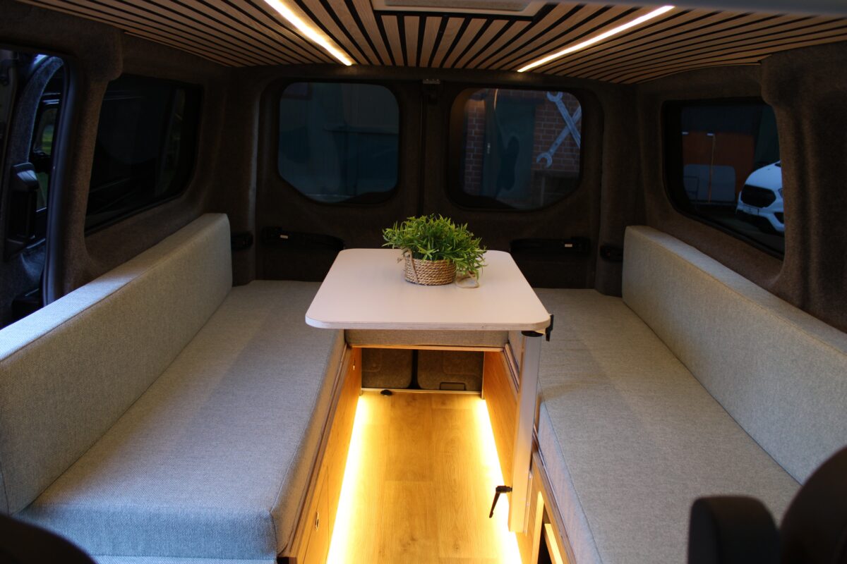 Camper Modul für Ford Transit Custom – Sitzgruppe, Bett & Auszugsküche (Queenply / Eiche)