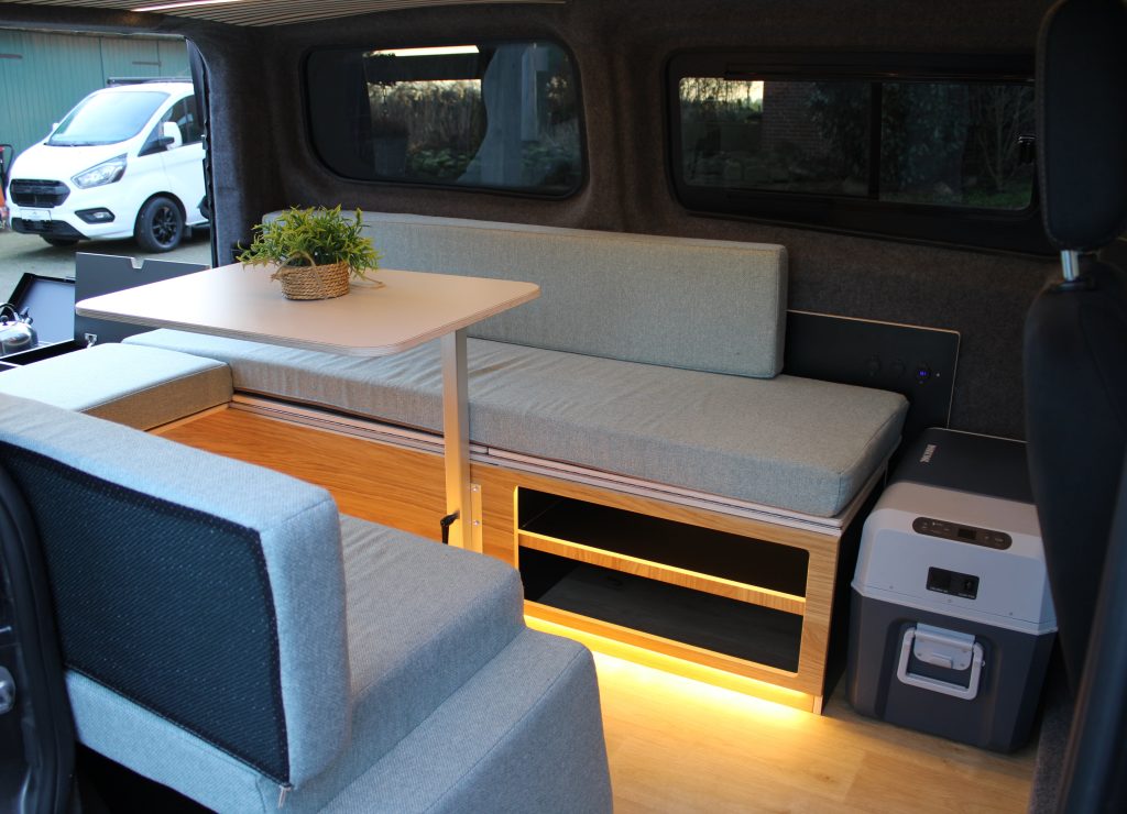 Camper Modul für Ford Transit Custom – Sitzgruppe, Bett & Auszugsküche (Queenply / Eiche)