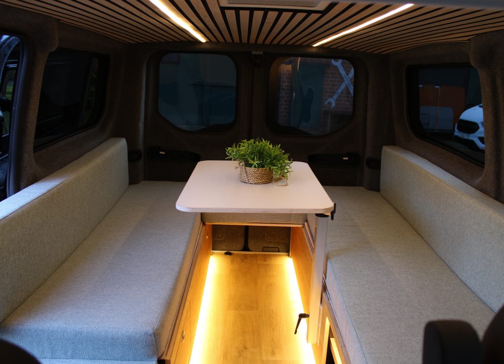Camper Modul für Ford Transit Custom – Sitzgruppe, Bett & Auszugsküche (Queenply / Eiche)